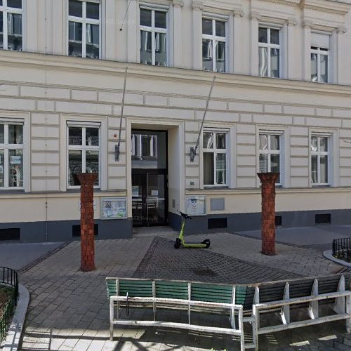 Gruppe von Kindern spielt in einer Turnhalle, unscharf und in Bewegung.